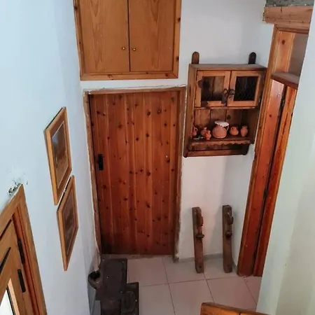 Immaculate 3-bed House In Kalopanayiotis Casa de Férias *