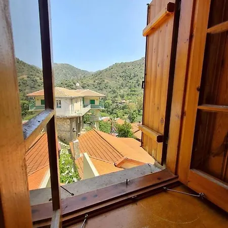 Case de vacanță Immaculate 3-bed House In Kalopanayiotis Kalopanagiotis