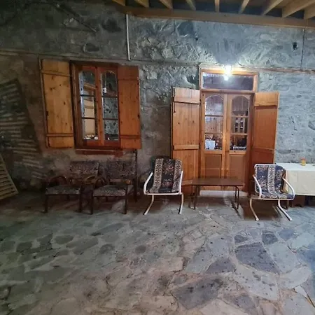 Immaculate 3-bed House In Kalopanayiotis Case de vacanță
